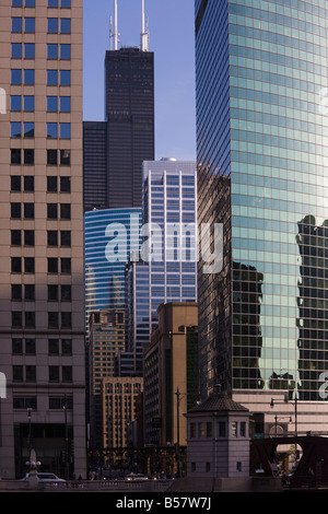 Chicago Wolkenkratzer, Sears Tower hinter 333 West Wacker Drive, direkt, Chicago, Illinois, Vereinigte Staaten von Amerika Stockfoto