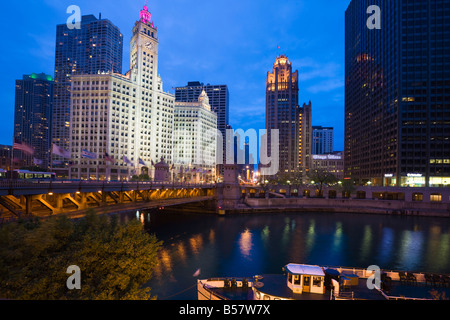 Das Wrigley Building, North Michigan Avenue und Chicago River in der Abenddämmerung, Chicago, Illinois, Vereinigte Staaten von Amerika Stockfoto