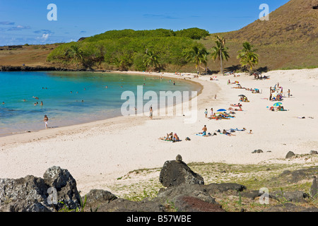 Anakena Strand, weißen Sandstrand der Insel, gesäumt von Palmen, Rapa Nui (Osterinsel), Chile, Südamerika Stockfoto