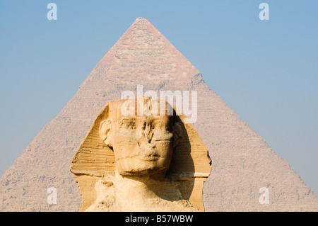 Die Sphinx und die Pyramide von Khafre (Chephren), Giza, UNESCO-Weltkulturerbe in der Nähe von Kairo, Ägypten, Nordafrika, Afrika Stockfoto