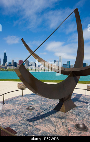 Sonnenuhr Bildhauerei an der Adler Planetarium Sonnenuhr und Stadt Skyline, Chicago, Illinois, Vereinigte Staaten von Amerika, Nordamerika Stockfoto