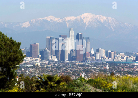 Blick auf die Innenstadt von Los Angeles mit Blick auf San Bernardino Mountains, Kalifornien, Vereinigte Staaten von Amerika, Nordamerika Stockfoto