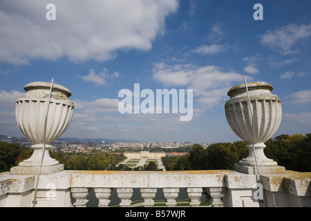 Blick auf Schloss Schönbrunn von der Gloriette, Wien, Österreich, Europa Stockfoto
