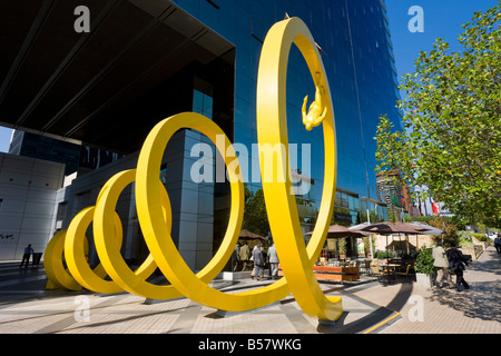 Gelbe Spirale Skulptur im zentralen Geschäftsviertel, Santiago, Chile, Südamerika Stockfoto