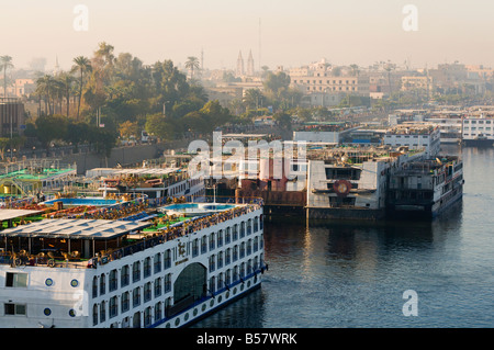 Kreuzfahrtschiffe auf dem Nil, Luxor, Ägypten, Nordafrika, Afrika Stockfoto