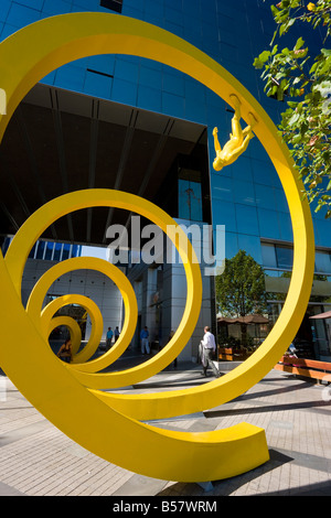 Gelbe Spirale Skulptur im zentralen Geschäftsviertel, Santiago, Chile, Südamerika Stockfoto