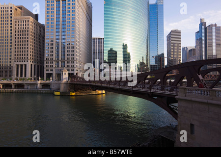 Wolkenkratzer am West Wacker Drive und den Chicago River durch die Franklyn Street Bridge, Chicago, Illinois, Vereinigte Staaten von Amerika Stockfoto