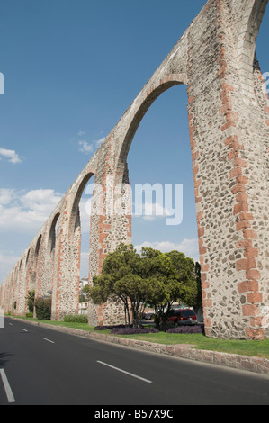 Aquädukt in den 1720er Jahren und 1730er Jahren, Wasser aus nahe gelegenen Quellen zu bringen, zu Santiago de Querétaro, Queretaro, Queretaro Zustand Stockfoto