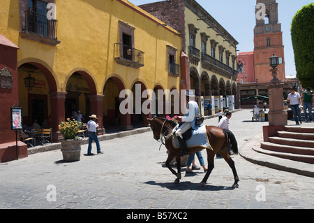 Berittene Polizisten, San Miguel de Allende (San Miguel), Bundesstaat Guanajuato, Mexiko, Nordamerika Stockfoto