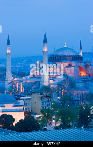 Erhöhten Blick auf Aya Sofya (Hagia Sophia) (Sancta Sophia), UNESCO-Weltkulturerbe in Sultanahmet, Istanbul, Türkei, Europa Stockfoto