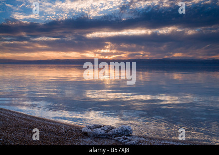 Das Tote Meer, mit Salzkristallen, Jordanien, Naher Osten Stockfoto