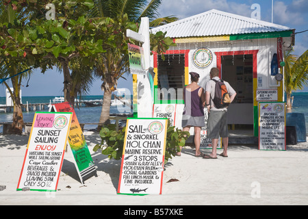 Raggamuffin Tours Büro am Strand von Caye Caulker Belize Mittelamerika Stockfoto