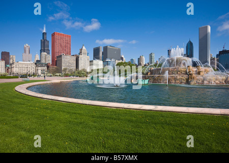 Buckingham Fountain im Grant Park mit Sears Tower und South Loop Skyline, Chicago, Illinois, Vereinigte Staaten von Amerika Stockfoto