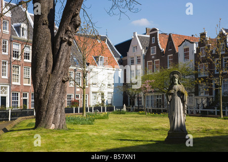 Begijnhof, einem schönen Platz des 17. und 18. Jahrhundert beherbergt, Amsterdam, Niederlande, Europa Stockfoto