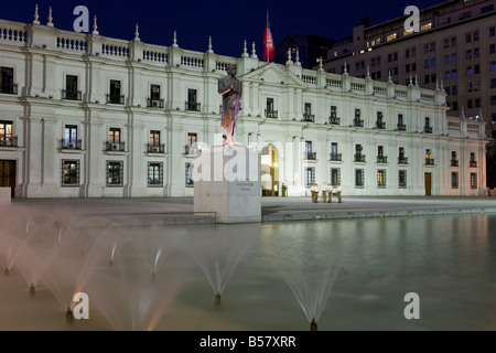 Palacio De La Moneda, Chile Präsidentenpalast beleuchtet in der Abenddämmerung, Santiago, Chile, Südamerika Stockfoto