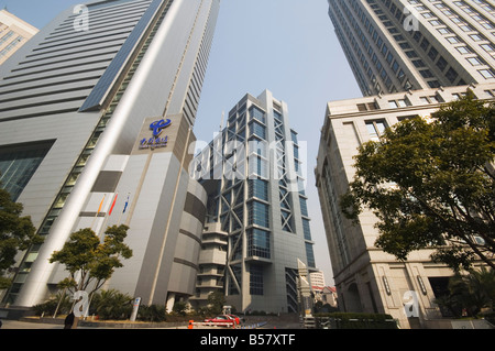 Shanghai Stock Exchange Building umgeben von Wolkenkratzern in Pudong new Area, Shanghai, China, Asien Stockfoto