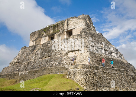 Touristen auf den 130ft hohen El Castillo Xunantunich Ruinen San Ignacio Belize Mittelamerika Stockfoto