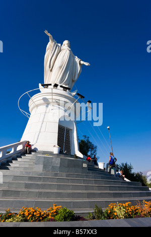 Statue der Jungfrau Maria am Cerro San Cristobal mit Blick auf die Stadt, Santiago, Chile, Südamerika Stockfoto