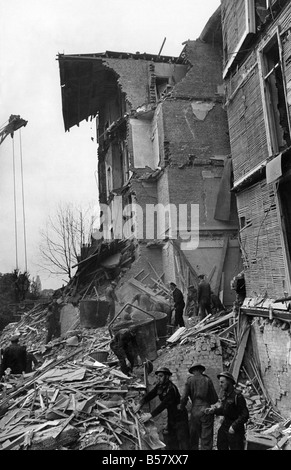 Schäden an einem Wohnblock in Maida Vale in London nach einer V1 fliegende Bombenangriff zeigt C.D. suchen unter den Trümmern zu sprengen. ; Juni 1944; P009499 Stockfoto