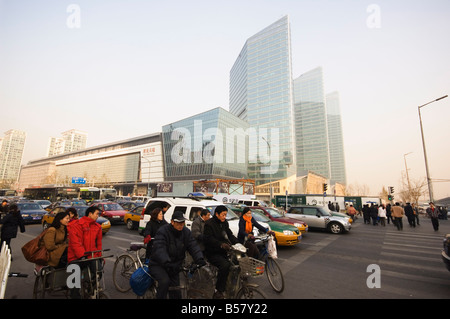 Pendler auf Fahrräder und Pkw-Fahrer in das CBD Business Viertel, Guomao, Peking, China, Asien Stockfoto