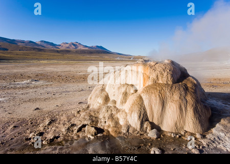 El Tatio Geysire, die Gegend ist umgeben von Vulkanen und gespeist von 64 Geysiren, Atacamawüste, Chile Stockfoto