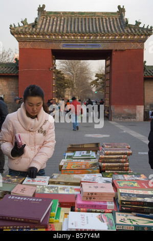 Ein chinesisches Mädchen auf der Suche nach Büchern im Ditan Park Buch Messe, Peking, China, Asien Stockfoto