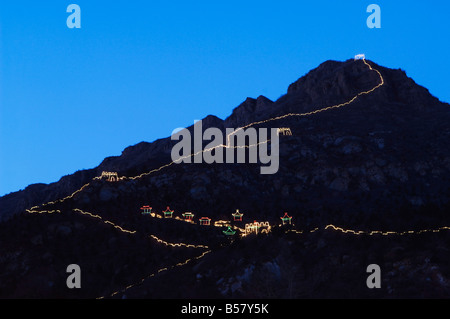 Anzeige der Nacht Zeit Illuminationen und Kopie der Great Wall Of China am Longqing Schlucht Eis Schneeskulpturen-Festival, Peking, China Stockfoto