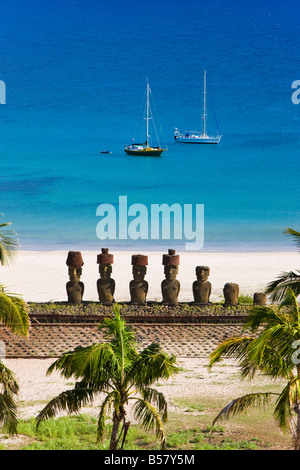 Anakena Strand ankern Yachten vor der monolithischen riesigen steinernen Moai Statuen der Ahu Nau Nau, Rapa Nui, Chile Stockfoto