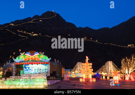 Anzeige der Nacht Zeit Illuminationen und Kopie der Great Wall Of China am Longqing Schlucht Eis Schneeskulpturen-Festival, Peking, China Stockfoto