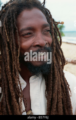 Mitglied der Original Turtle Shell Band, eine Gruppe von Garifuna Musiker, Dangriga, Stann Creek, Belize, Mittelamerika Stockfoto