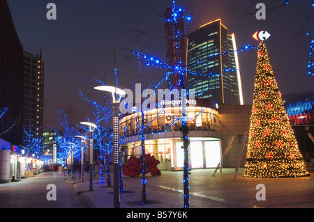 Weihnachtsbaum und Dekoration beleuchtet in der Nacht, Peking, China, Asien Stockfoto