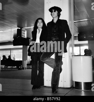 Ankünfte am Flughafen Heathrow. John Lennon und Yoko Ono London Airport von New York kommend. Sie sind hier für ein paar Tage für den Start von Yokos neues Buch mit dem Titel "Grapefruit" die Geschichte der Gedanken von Yoko. Sie kehren in den USA für eine weitere Runde in den Rechtsstreit für Yokos Tochter Kyoko am 26. des Monats. Juli 1971 71-6604-001 Stockfoto