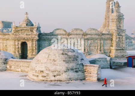 Ein Iglu und Eis und Schnee Skulpturen auf dem Eis Laternenfest, Harbin, Heilongjiang Provinz, Nordost-China, China, Asien Stockfoto