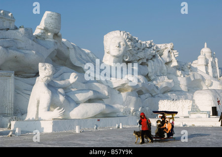 Ein Schlitten fahren auf Schnee und Eis Schneeskulpturen-Festival auf Sun Island Park, Harbin, Heilongjiang Provinz Nordost-China, China Stockfoto