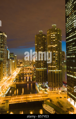 Wolkenkratzer, die entlang der Chicago River und West Wacker Drive in der Abenddämmerung, Marina City auf der rechten Seite, Chicago, Illinois Stockfoto