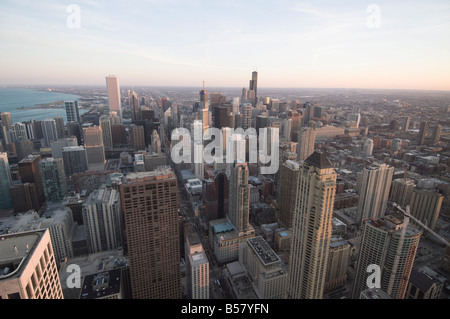 Chicago in der Abenddämmerung aufgenommen vom Hancock Building, Chicago, Illinois, Vereinigte Staaten von Amerika, Nordamerika Stockfoto