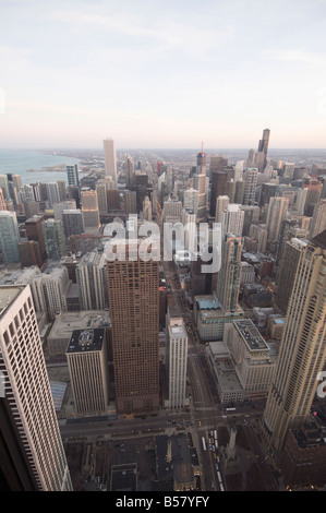 Chicago in der Abenddämmerung aufgenommen vom Hancock Building, Chicago, Illinois, Vereinigte Staaten von Amerika, Nordamerika Stockfoto