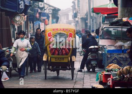 Eine verzierte Dreirad fahren durch die alten Straßen von Suzhou, Jiangsu Provinz, China, Asien Stockfoto