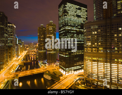 Gebäude entlang Wacker Drive und den Chicago River im Dusk, Marina City Centre, Chicago, Illinois Stockfoto