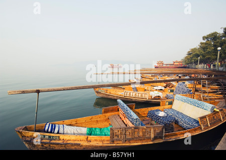 Boote auf dem Wasser des West Lake, Hangzhou, Zhejiang Provinz, China, Asien Stockfoto