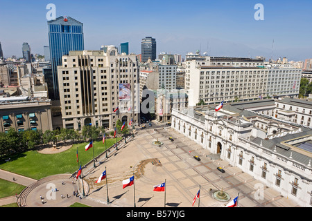 Erhöhten Blick auf die Plaza De La Constitución und die zentrale Santiago Skyline der Stadt Santiago, Chile, Südamerika Stockfoto