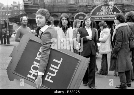 Superstar Kerben 1000 Leistungen im Palace Theatre. Das erfolgreichste Musical aller Zeiten die Robert Stigwood Produktion von Jesus Christus Superstar mit Musik von Andrew Lloyd Webber und Texten von Tim Rice hat seine 1000. Leistung erreicht, da es im Palace Theatre am 9. August 1972 eröffnet. Es hat jeden bekannten Abendkasse Datensatz für dieses Theater gebrochen. Christopher Neil (Jesus von Nazareth) und Anna Macleod (Maria Magdalene) mit vollen Hauszeichen außerhalb das Schlosstheater. Januar 1975 75-00296-001 Stockfoto