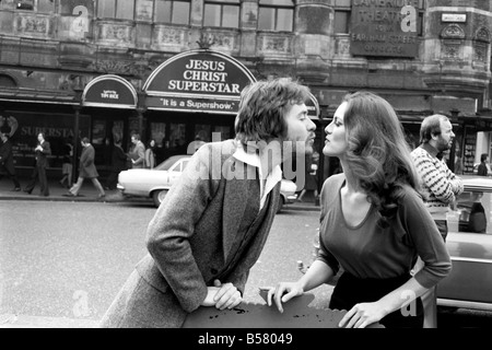 Superstar Kerben 1000 Leistungen im Palace Theatre. Das erfolgreichste Musical aller Zeiten die Robert Stigwood Produktion von Jesus Christus Superstar mit Musik von Andrew Lloyd Webber und Texten von Tim Rice hat seine 1000. Leistung erreicht, da es im Palace Theatre am 9. August 1972 eröffnet. Es hat jeden bekannten Abendkasse Datensatz für dieses Theater gebrochen. Christopher Neil (Jesus von Nazareth) und Anna Macleod (Maria Magdalene) mit vollen Hauszeichen außerhalb das Schlosstheater. Januar 1975 75-00296-009 Stockfoto