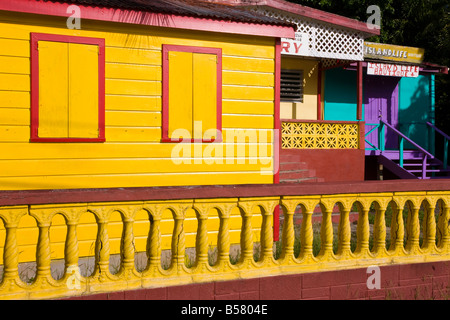 Bunt bemalte Häuser in St. John's, Antigua, Leeward-Inseln, West Indies, Karibik, Mittelamerika Stockfoto