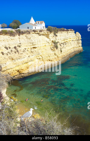 Kirche auf der Klippe von Strand, Algarve, Portugal, Europa Stockfoto