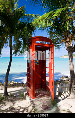 Traditionelles englisches rote Telefon Box am Strand von Dickenson Bay, Antigua, Leeward-Inseln, West Indies, Karibik Stockfoto