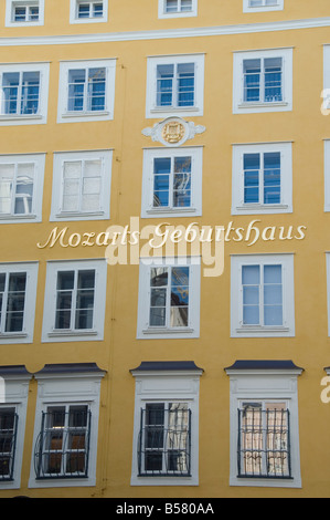 Mozarts Geburtshaus, heute ein Museum, in der Getreidegasse, Salzburg, Österreich, Europa Stockfoto