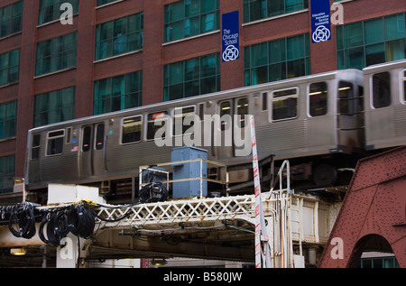 Ein El Train auf die erhöhten Zug System, Chicago, Illinois, Vereinigte Staaten von Amerika, Nordamerika Stockfoto