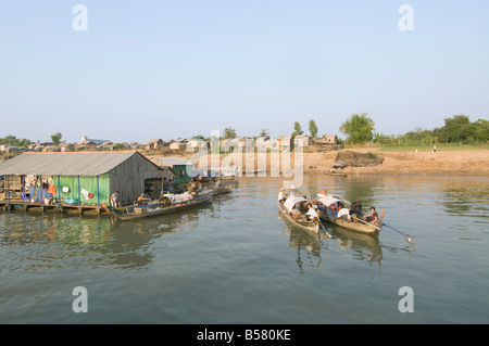 Schwimmenden Fischerhaus auf dem Mekong River, Phnom Penh, Kambodscha, Indochina, Südostasien, Asien Stockfoto