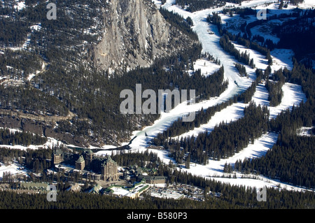 Blick auf das Chateau Lake Louise Hotel und Bow Valley von der Spitze des Sulphur Mountain, Banff Nationalpark, Alberta, Kanada Stockfoto